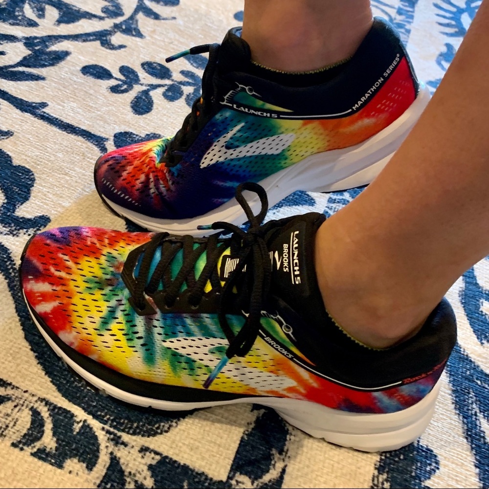 NIB BROOKS LAUNCH 5 WOMENS 8 TIE DYE